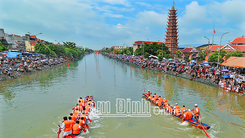 Thi bơi chải trong ngày hội văn hóa - thể thao truyền thống huyện Hải Hậu.