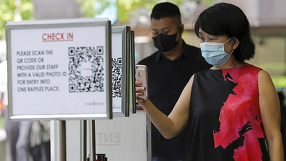 Quét QR code để vào một trung tâm thương mại tại Singapore. (Ảnh: Reuters)