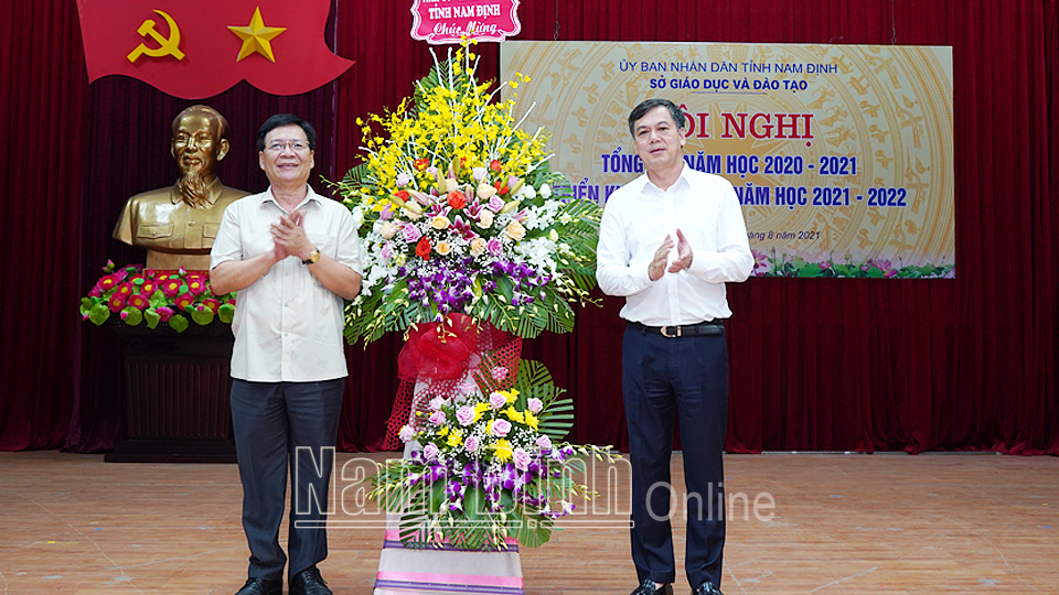 Đồng chí Trần Lê Đoài, TUV, Phó Chủ tịch UBND tỉnh tặng hoa chúc mừng ngành GD và ĐT tại Hội nghị Tổng kết năm học 2020-2021