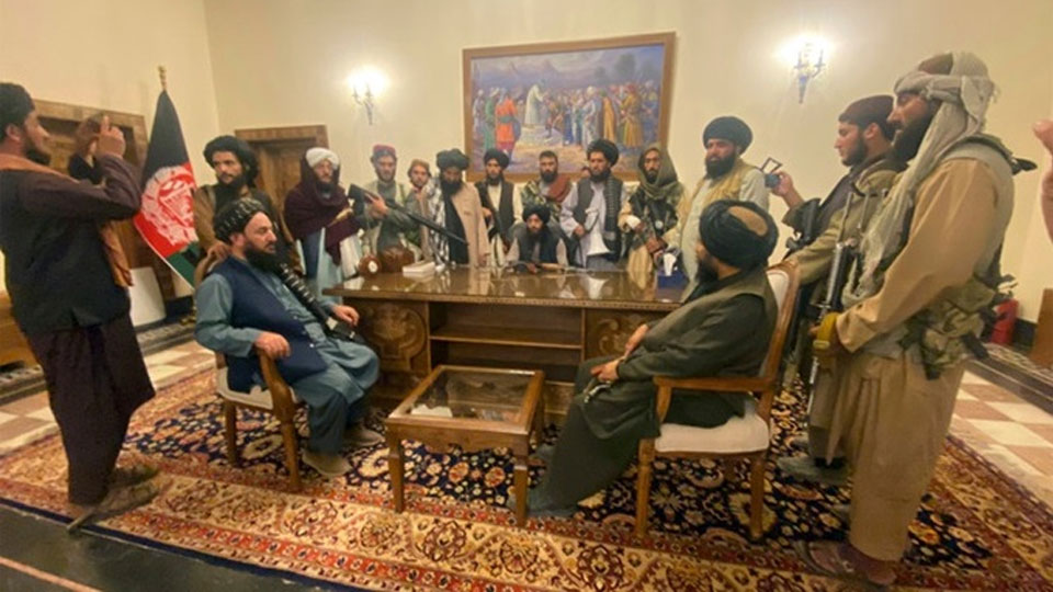 Các tay súng Taliban tại Dinh Tổng thống ở Kabul, Afghanistan, sau khi giành quyền kiểm soát thủ đô, ngày 15-8-2021.  Ảnh: AP