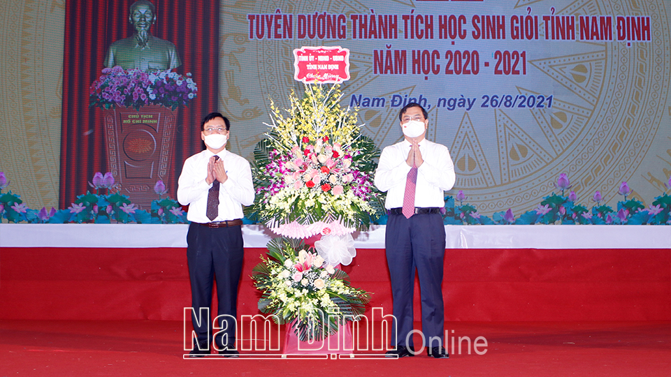 Đồng chí Phạm Gia Túc, Ủy viên BCH Trung ương Đảng, Bí thư Tỉnh ủy tặng ngành GD và ĐT tỉnh lẵng hoa tươi thắm.