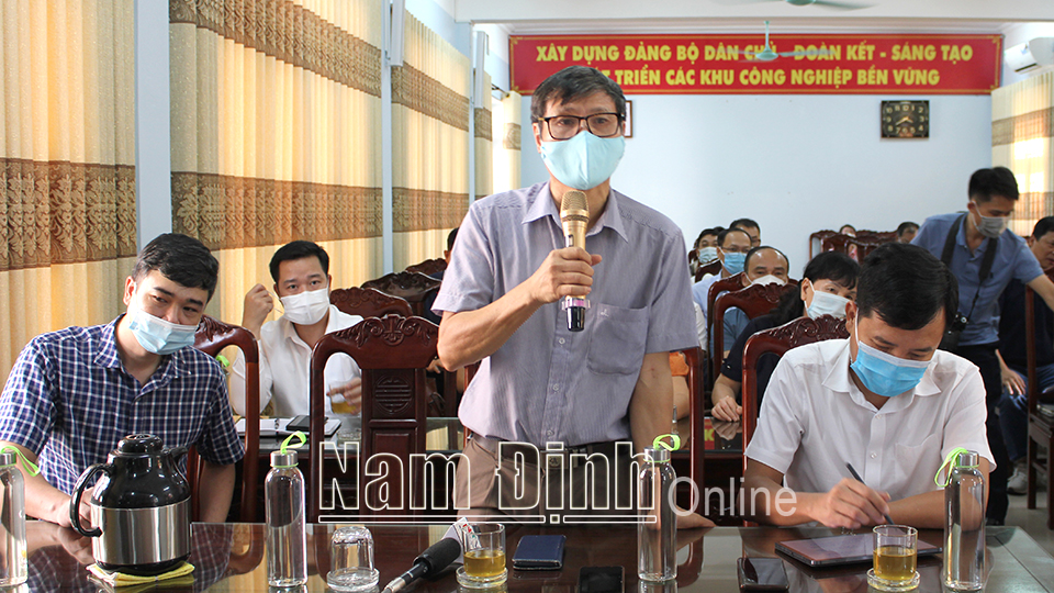 Đại diện Công ty Cổ phần Dệt lụa Nam Định (KCN Hòa Xá) phát biểu tại hội nghị.