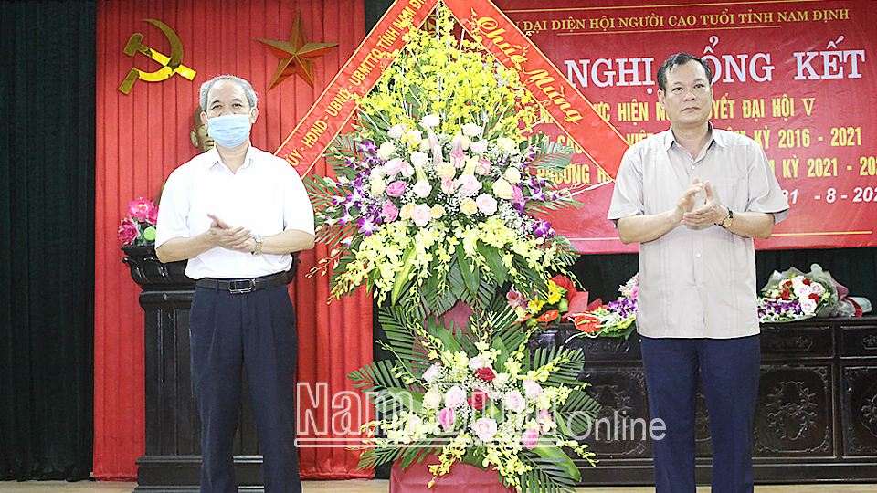 Đồng chí Lê Quốc Chỉnh, Phó Bí thư Thường trực Tỉnh ủy, Chủ tịch HĐND tỉnh tặng Ban đại diện Hội NCT tỉnh lẵng hoa tươi thắm.