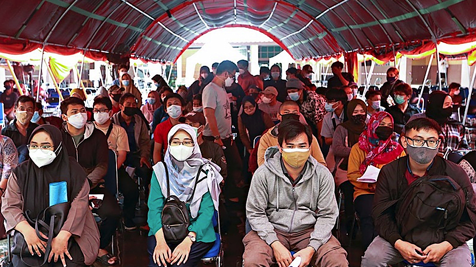 Bên trong một điểm tiêm chủng tại ngoại ô Jakarta, Indonesia, tháng 6/2021. (Ảnh: Reuters)