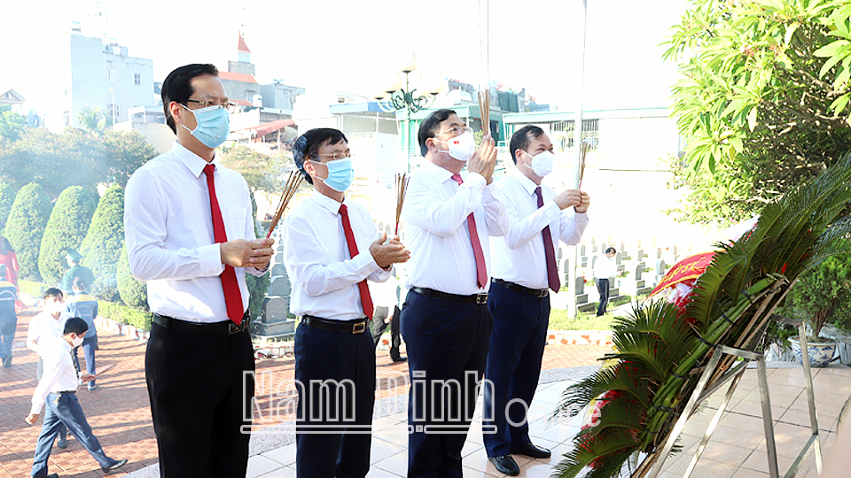 Các đồng chí lãnh đạo tỉnh và thành phố Nam Định dâng hương tại Nghĩa trang Liệt sĩ thành phố Nam Định.