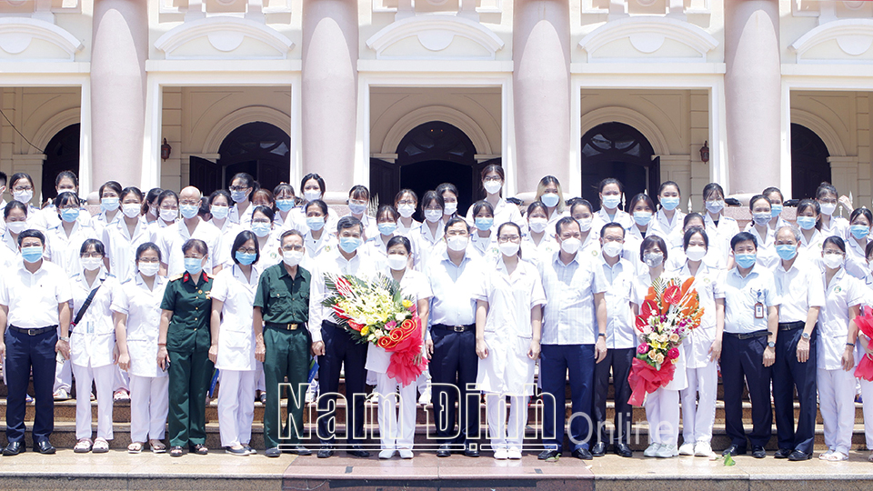Các đồng chí lãnh đạo tỉnh tặng hoa động viên đoàn cán bộ y tế tỉnh và Trường Đại học Điều dưỡng Nam Định lên đường hỗ trợ tỉnh Bình Dương chống dịch.  Ảnh: Việt Thắng