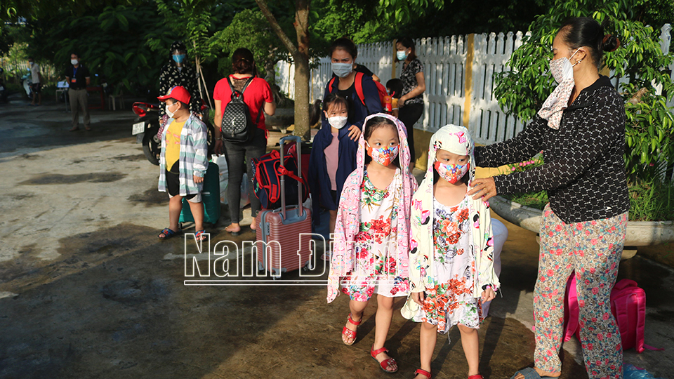 Sáng ngày 3-9, 33 học sinh trường Tiểu học Hải Hưng (Hải Hậu) được Trung tâm Y tế huyện bố trí xe đón về khu cách ly y tế tập trung tại Thị trấn Thịnh Long. 