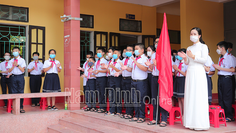 Cô và trò trường THCS Trần Đăng Ninh (TP Nam Định) đón lễ khai giảng tại cửa lớp học.