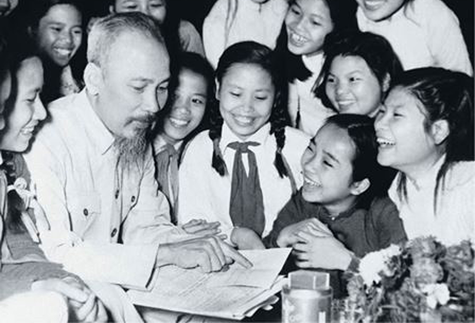 Bác Hồ với các cháu học sinh năm 1956.  Ảnh: Tư liệu