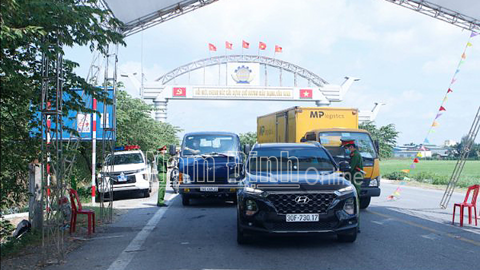 Lực lượng Công an huyện Giao Thủy tham gia chốt kiểm soát liên ngành phòng, chống dịch tại cầu Lạc Quần (Xuân Trường).