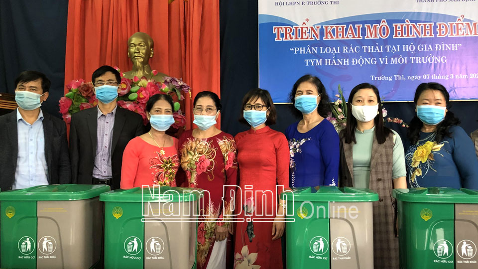Hội Phụ nữ phường Trường Thi phối hợp với Quỹ TYM, chi nhánh thành phố Nam Định ra mắt mô hình điểm “Phân loại rác thải tại hộ gia đình” ở chi Hội Phụ nữ số 20.