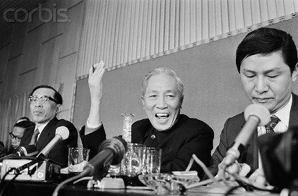 Cố vấn đặc biệt Lê Đức Thọ họp báo giới thiệu nội dung Hiệp định Paris về Việt Nam (ngày 24-01-1973)  tại  Trung tâm Hội nghị quốc tế ở đại lộ Kléber