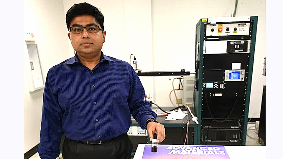 Giáo sư Debashis Chanda, trưởng nhóm nghiên cứu phát triển vật liệu chống nước mới. (Ảnh: UCF)