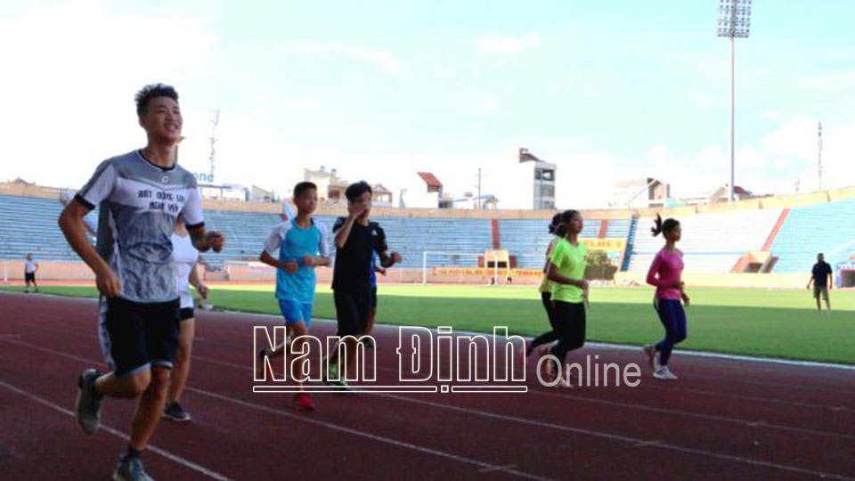 Một buổi tập luyện của các vận động viên trẻ điền kinh Nam Định.