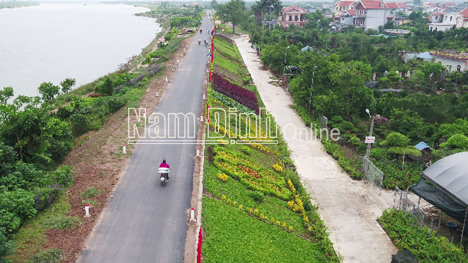 Tuyến đê kiểu mẫu đoạn qua địa phận xã Điền Xá.  Bài và ảnh: Ngọc Ánh