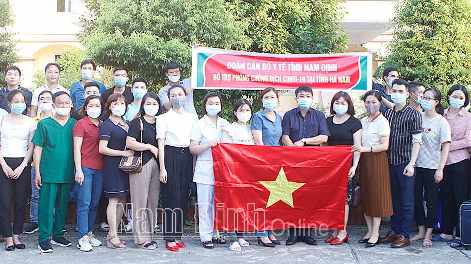 Đoàn cán bộ ngành Y tế tỉnh Nam Định tham gia hỗ trợ công tác phòng, chống dịch tại Hà Nam trước giờ lên đường.