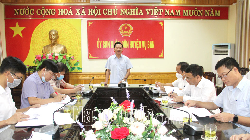 Đồng chí Nguyễn Phùng Hoan, Ủy viên Ban TVTU, Phó Chủ tịch Thường trực HĐND tỉnh phát biểu tại buổi làm việc.