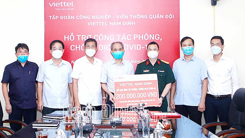 Viettel Nam Định trao tặng công tác phòng, chống dịch COVID-19 tỉnh gói hỗ trợ tổng trị giá 200 triệu đồng.