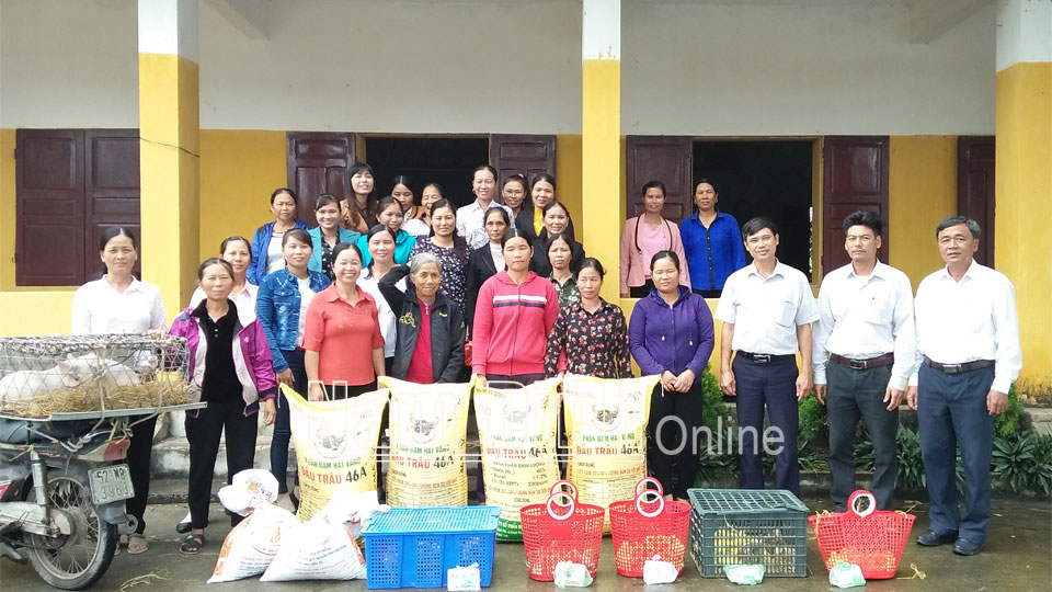 Hội Phụ nữ xã Hải Phú tặng vật tư nông nghiệp, hỗ trợ hội viên phát triển sản xuất (Ảnh chụp trước ngày 27-4-2021).