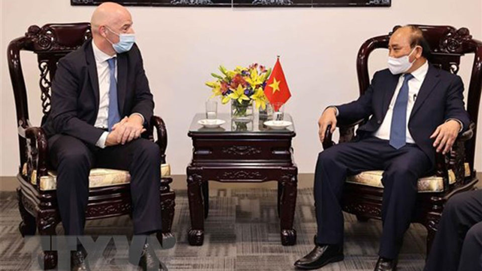 Chủ tịch nước Nguyễn Xuân Phúc tiếp Chủ tịch Liên đoàn Bóng đá Thế giới (FIFA) Gianni Infantino. (Ảnh: TTXVN)