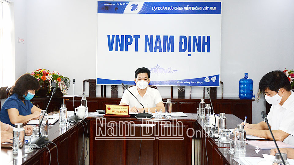 Đồng chí Trần Anh Dũng, Ủy viên Ban TVTU, Phó Chủ tịch Thường trực UBND tỉnh tham dự hội nghị tại điểm cầu tỉnh ta.