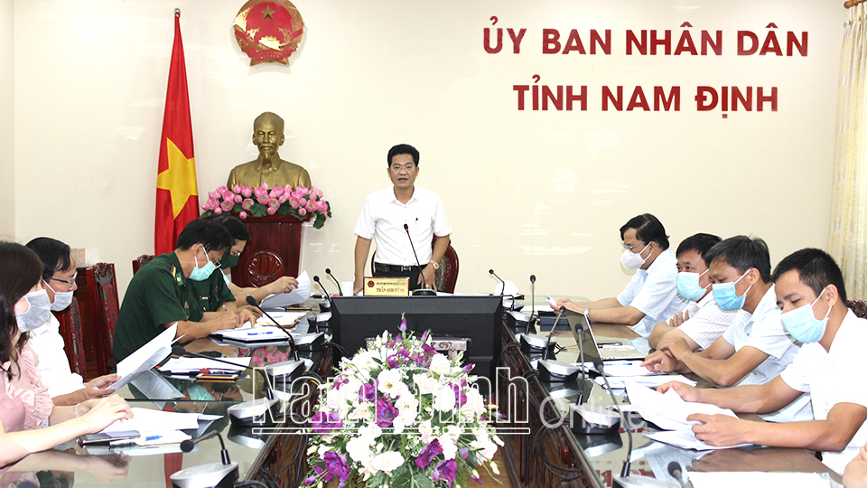 Đồng chí Trần Anh Dũng, Ủy viên Ban TVTU, Phó Chủ tịch Thường trực UBND tỉnh phát biểu tại cuộc họp.