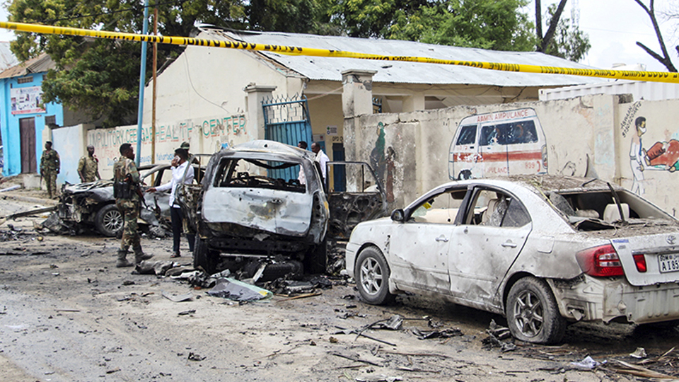 Hiện trường vụ đánh bom liều chết ở Mogadishu ngày 25/9. Ảnh AFP