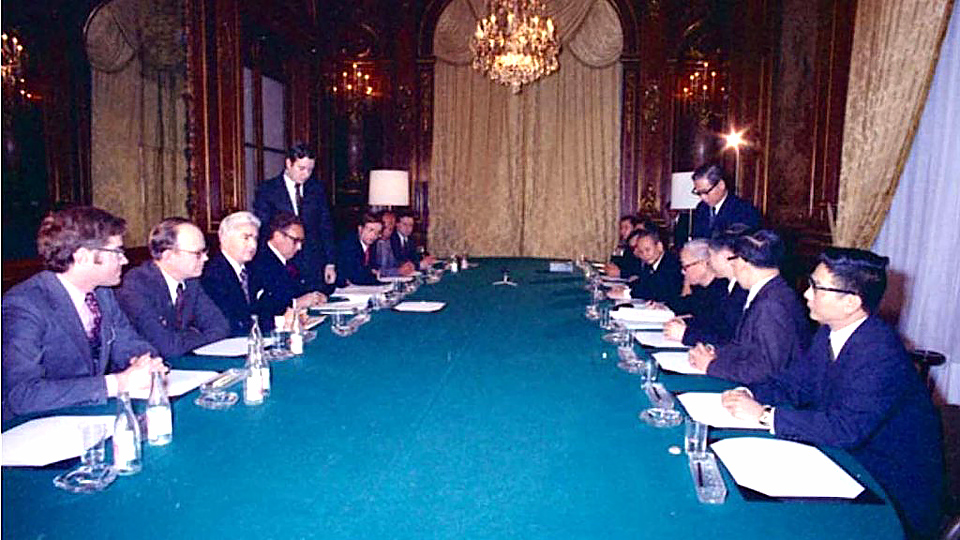 Ngày 23-1-1973 - ông Lê Đức Thọ và Kissinger ký tắt Hiệp định Hoà bình Việt Nam tại Trung tâm Hội nghị quốc tế phố Kléber, Paris. Ảnh: Tư liệu