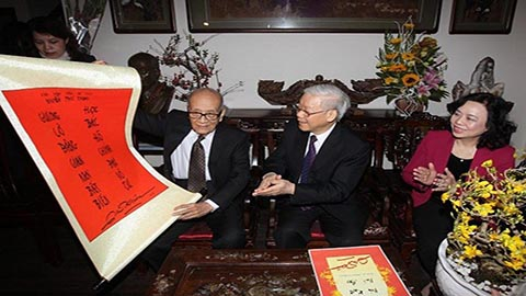 Nhân dịp Tết Nguyên đán Ất Mùi 2015, Tổng Bí thư Nguyễn Phú Trọng đến thăm Giáo sư Vũ Khiêu. (Ảnh: Trí Dũng/TTXVN)