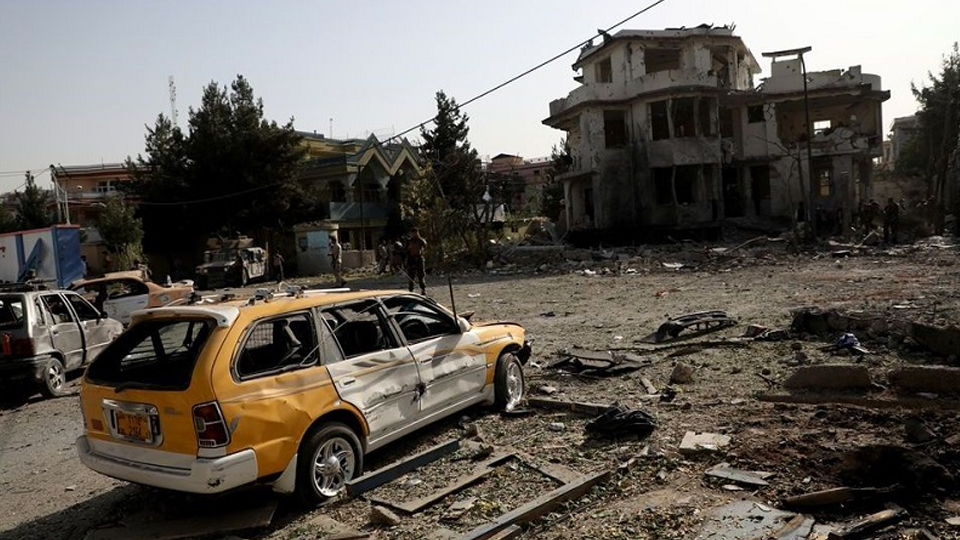 Hiện trường một vụ nổ bom xe ở Kabul, Afghanistan, ngày 4/8/2021. (Ảnh: Reuters)