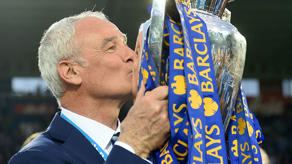 Ranieri trong lễ đăng quang Premier League 2015/16 cùng Leicester. (Ảnh: Getty Images)