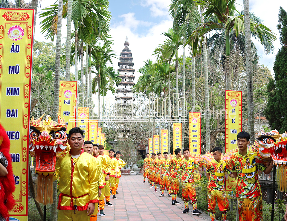 Tháp Phổ Minh (14 tầng, cao 19m, nặng 700 tấn) nằm trong khuôn viên di tích lịch sử - văn hóa Chùa Tháp (thành phố Nam Định) là một trong số ít công trình kiến trúc lâu đời còn giữ được tương đối toàn vẹn từ thời Trần.