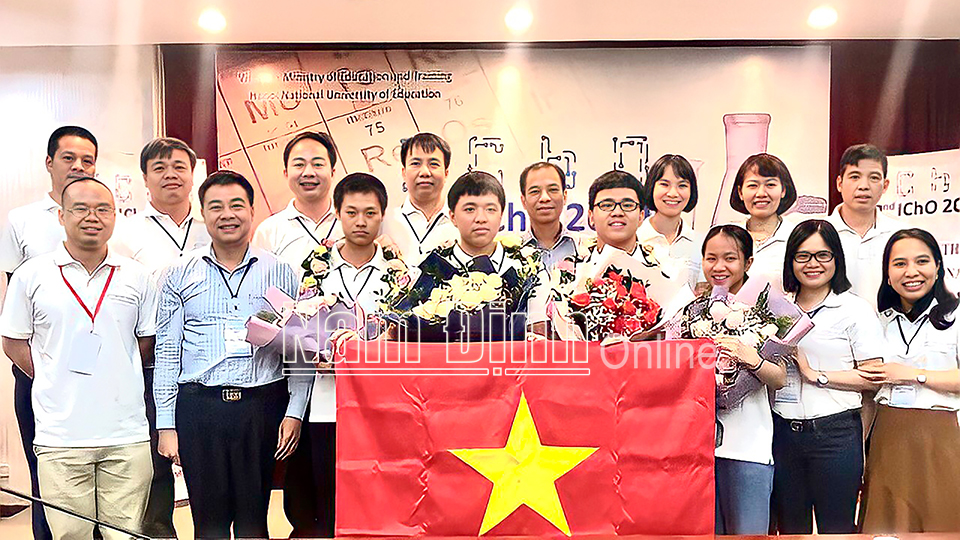 Em Đàm Thị Minh Trang, Huy chương Vàng Olympic Hóa học quốc tế 2020 (đứng hàng đầu tiên, thứ 3 từ phải sang) cùng các thành viên trong đội tuyển quốc gia dự thi Olympic Hóa học quốc tế 2020. Ảnh: Do cơ sở cung cấp