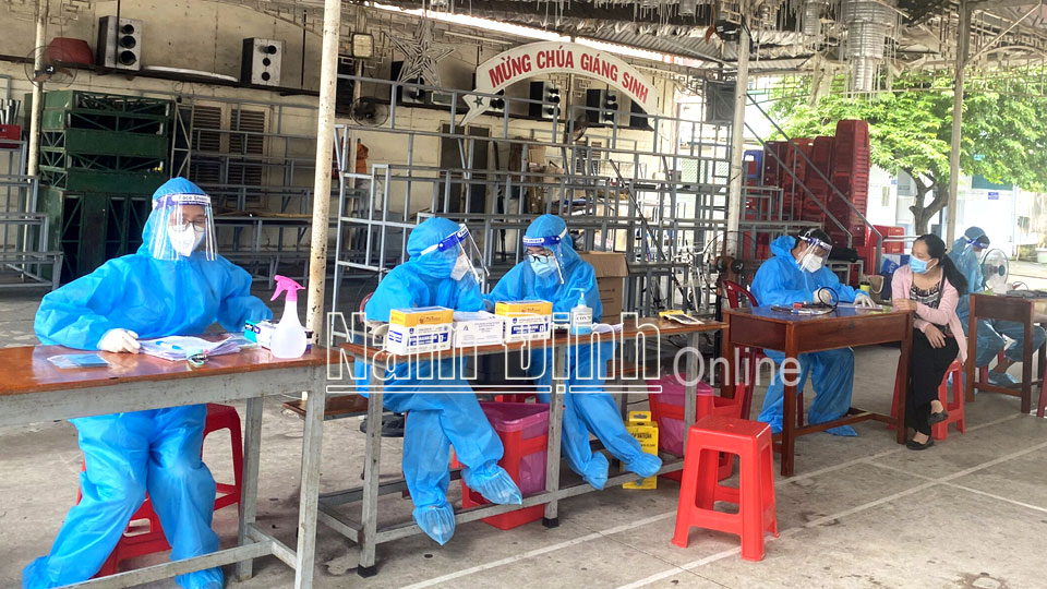 Khám sàng lọc bệnh nhân ở khu cách ly tập trung trên địa bàn huyện Vĩnh Cửu (Đồng Nai).