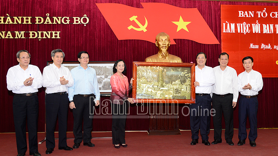 Các đồng chí Thường trực Tỉnh ủy trao tặng bức tranh Tháp Phổ Minh cho Đoàn công tác của Trung ương.