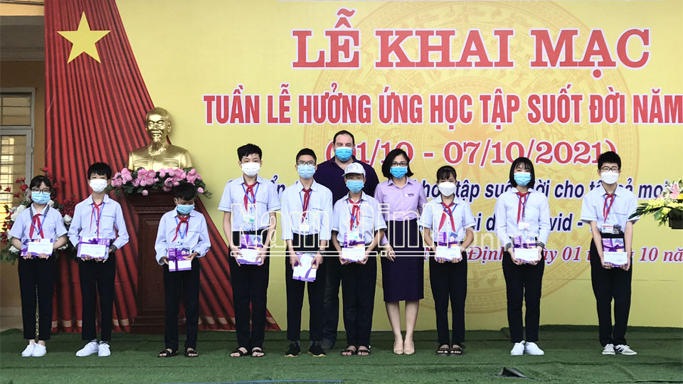 Học sinh Trường THCS Lương Thế Vinh (thành phố Nam Định) nhận học bổng tại Tuần lễ hưởng ứng học tập suốt đời năm 2021.