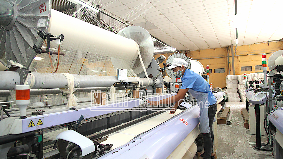 Dệt sợi bông tại Công ty Cổ phần Dệt may Sơn Nam. Ảnh: Việt Thắng