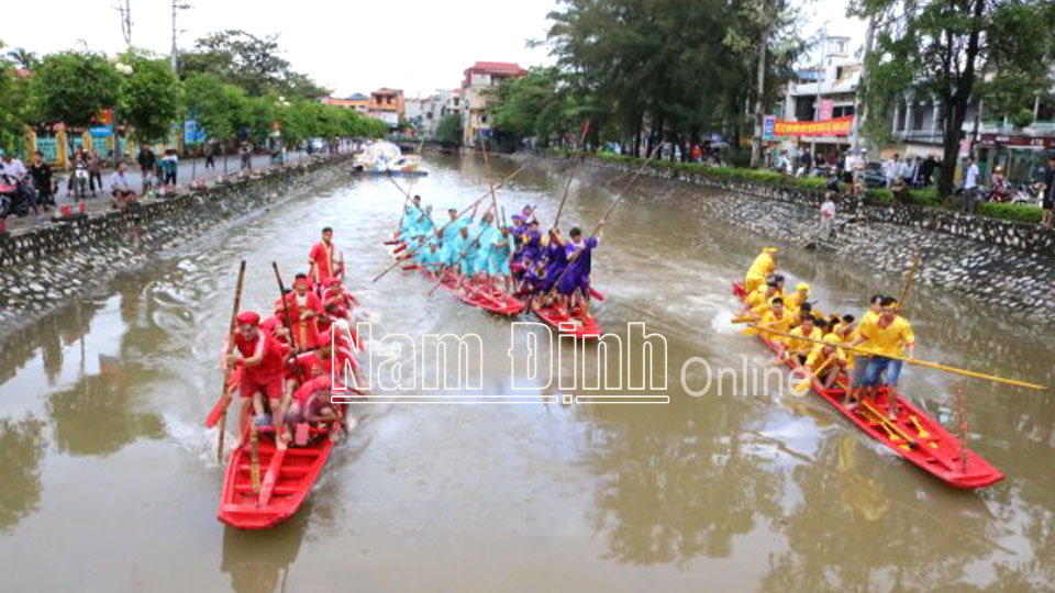 Thi bơi chải trong Lễ hội Chùa Cổ Lễ, thị trấn Cổ Lễ.