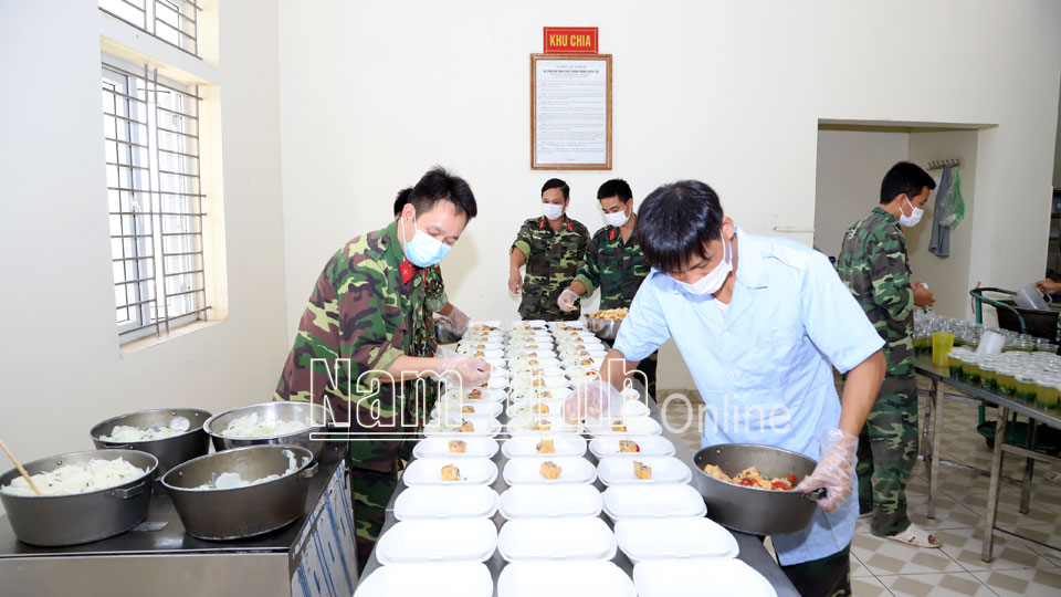 Cán bộ Tiểu đoàn 2, Trung đoàn 180 (Bộ CHQS tỉnh) chuẩn bị các suất ăn cho công dân trong Khu trung tâm quản lý công dân cách ly y tế tập trung của tỉnh.