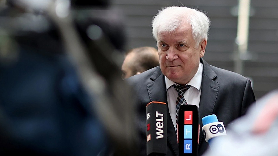 Bộ trưởng Nội vụ Đức Horst Seehofer phát biểu trước báo giới ngày 20/10. (Ảnh: Reuters)