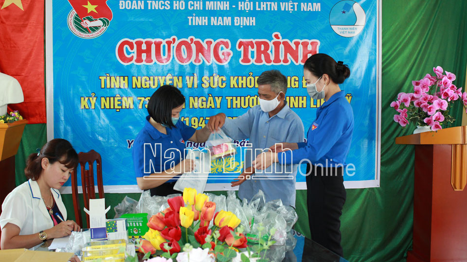 Cán bộ Tỉnh Đoàn cấp phát thuốc cho người có công với cách mạng tại xã Yên Cường (Ý Yên).