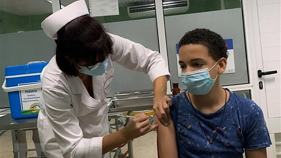 Nhân viên y tế tiêm vaccine ngừa Covid-19 Soberana Plus cho trẻ 13 tuổi tại Havana, Cuba. (Ảnh: AFP/TTXVN)