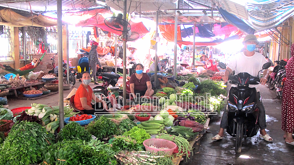Quầy hàng rau xanh tại chợ Ngô Đồng (Giao Thủy).