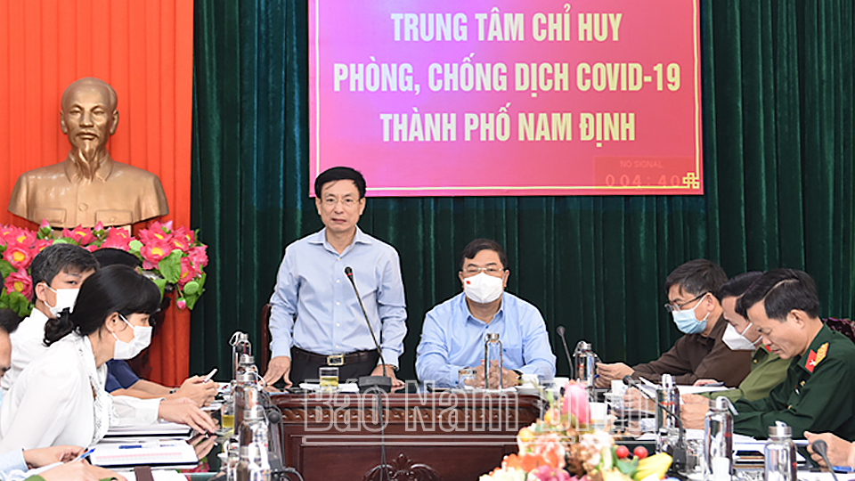 Đồng chí Phạm Đình Nghị, Phó Bí thư Tỉnh ủy, Chủ tịch UBND tỉnh, Trưởng Ban chỉ đạo phòng, chống dịch COVID-19 tỉnh phát biểu kết luận buổi làm việc.