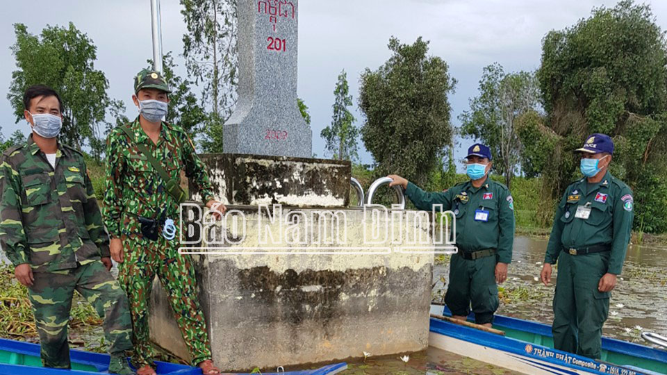 Thiếu tá Phạm Ngọc Cảnh (thứ 2 từ trái sang), trợ lý chính trị, Phòng Tham mưu (BĐBP tỉnh) là cán bộ tăng cường phòng, chống dịch COVID-19 và phòng, chống xuất nhập cảnh trái phép tại Đồn Biên phòng Bình Hiệp, thị xã Kiến Tường (Long An) tại cột mốc 201 biên giới Việt Nam - Campuchia.  Ảnh: Nhân vật cung cấp