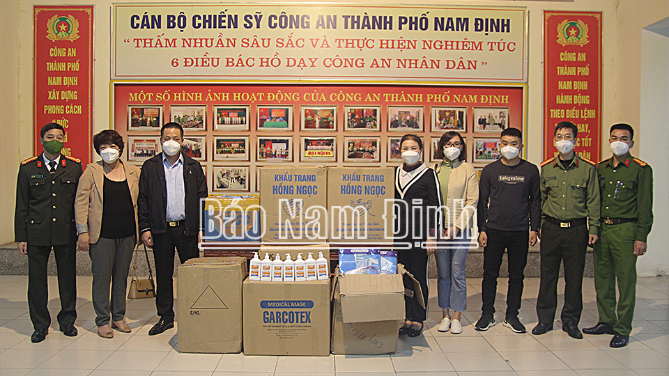 Các mạnh thường quân, nhà hảo tâm tỉnh Thanh Hóa và Nam Định trao tặng khẩu trang, nước sát khuẩn khô cho Công an thành phố Nam Định.