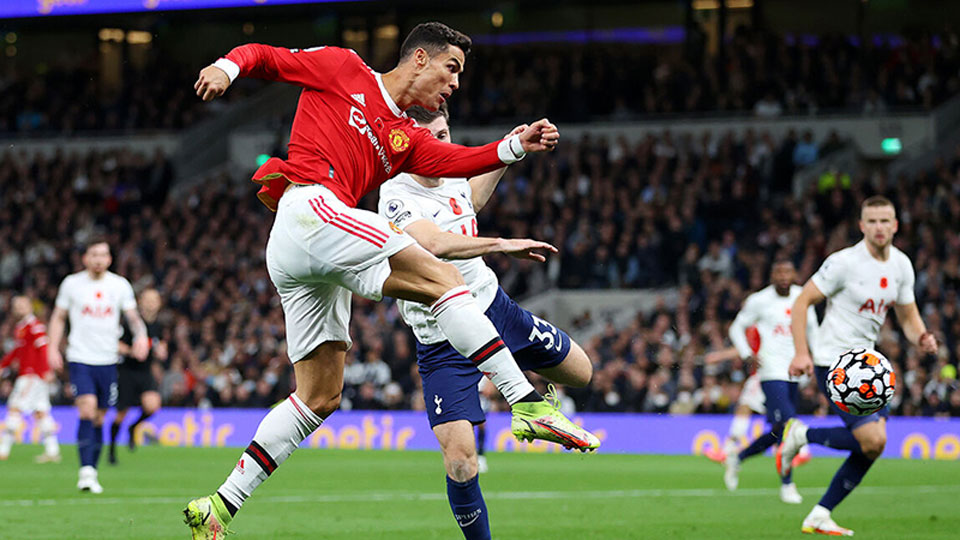 Ronaldo ghi bàn trong chiến thắng 3-0 trước Tottenham. (Ảnh: Getty Images)