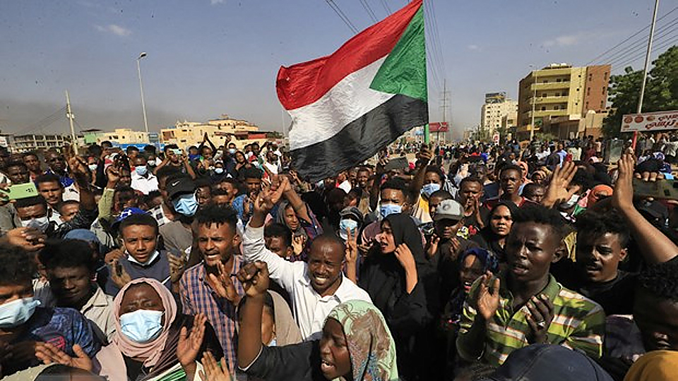 Người dân Sudan tuần hành phản đối cuộc đảo chính quân sự tại Khartoum. (Ảnh: AFP/TTXVN)