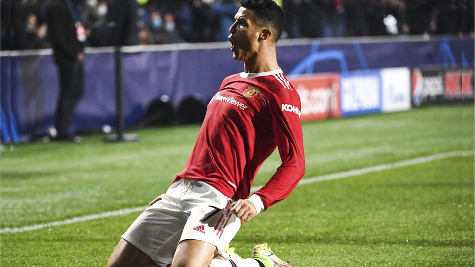 Cristiano Ronaldo lại đóng vai cứu tinh của MU, giúp họ giữ vững ngôi đầu bảng F. (Ảnh: Getty Images)