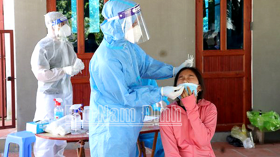 Sáng 5-11, Trung tâm Y tế huyện Ý Yên nhanh chóng lấy mẫu xét nghiệm test nhanh cho người dân xã Yên Cường (Ý Yên). 